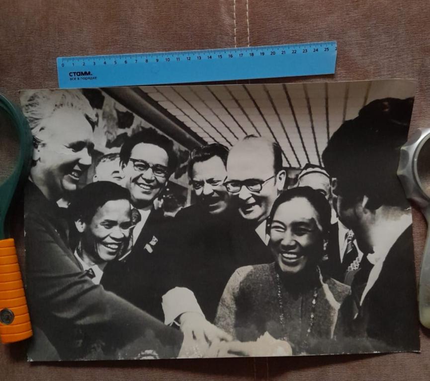 Фото Вьетнамская делегация смеется 37х 27 см хроника тасс