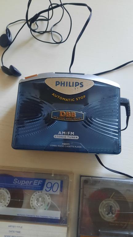 Аудиоплеер Philips и аудиокассеты 2 шт