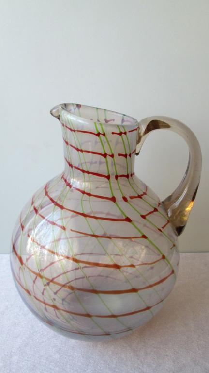 Старинный кувшин опаловое стекло, нити. Объем 2,7 л