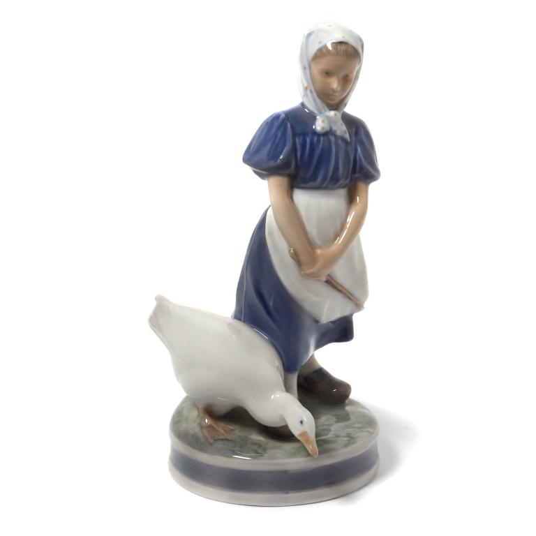 Фарфоровая фигура Девочка с гусем. Royal Copenhagen