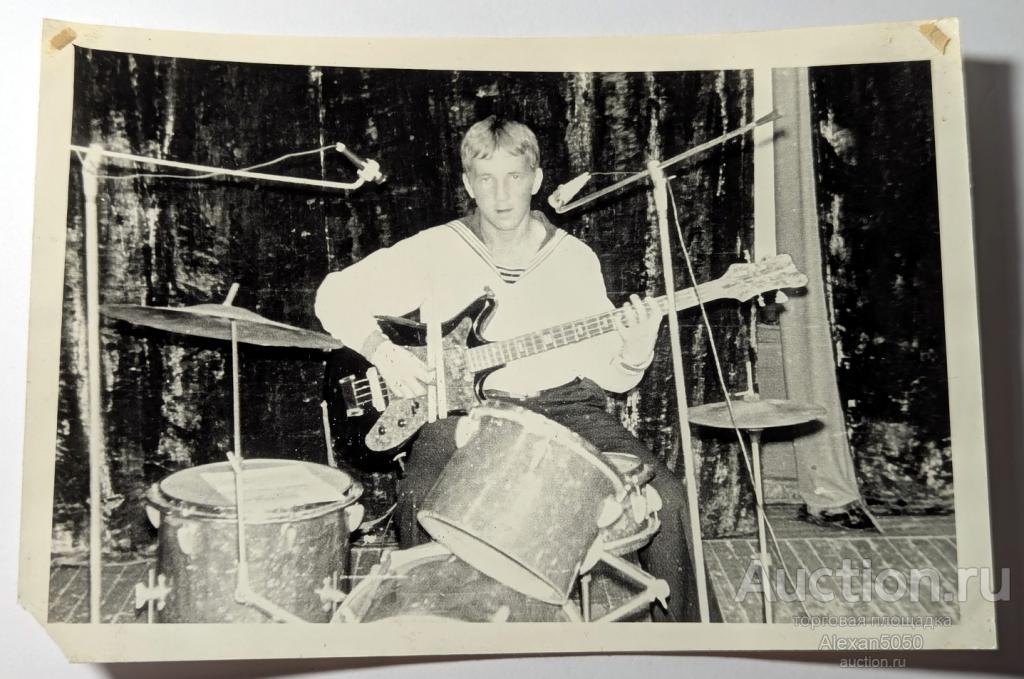 Фото ВМФ СССР Моряк с электрогитарой ударная установка