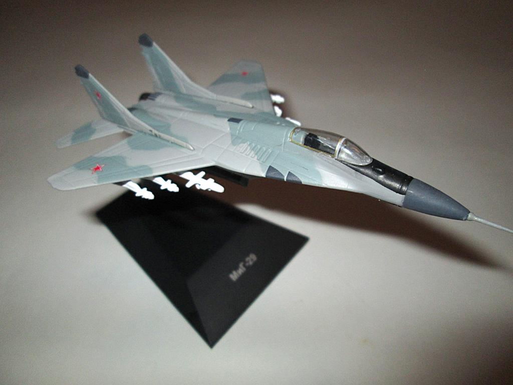 модель самолета МиГ-27 (Легендарные самолёты) №11 (ВНИМАНИЕ!!! читайте описание)