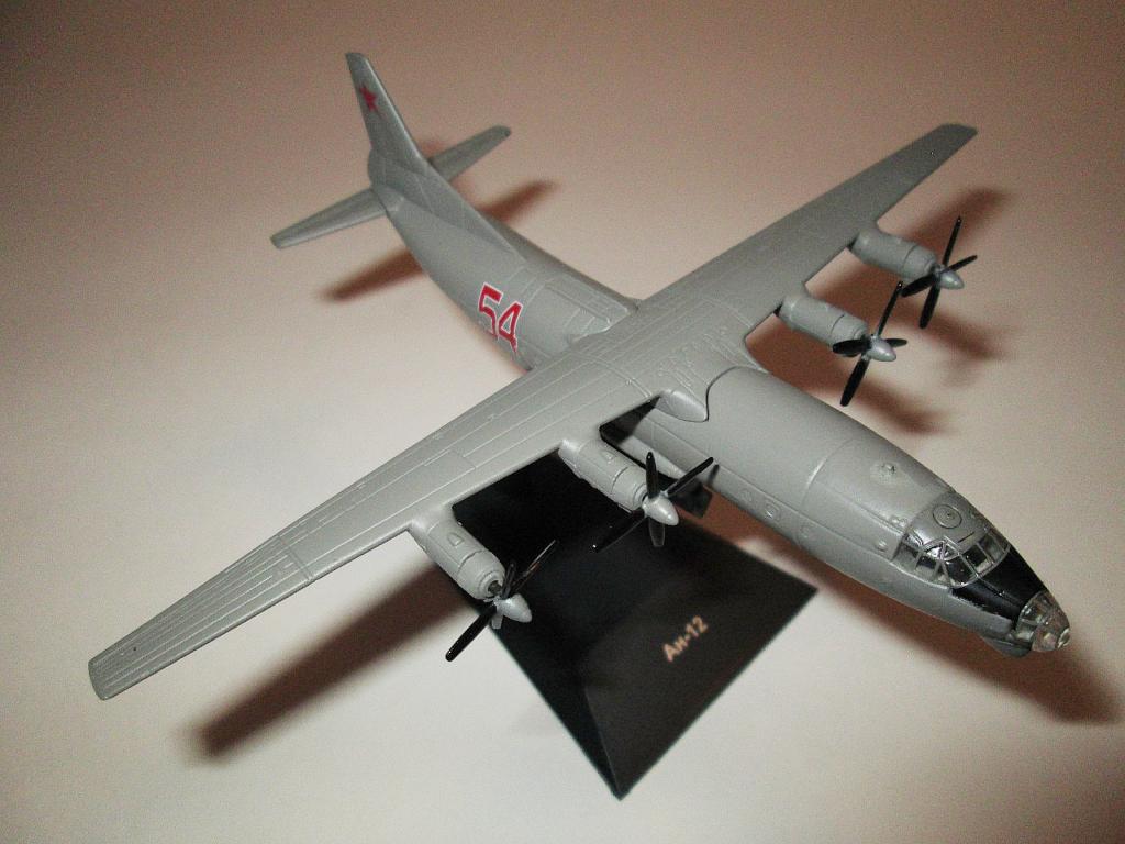 модель самолета Ан-12 (Легендарные самолёты) №55 (ВНИМАНИЕ!!! читайте описание)