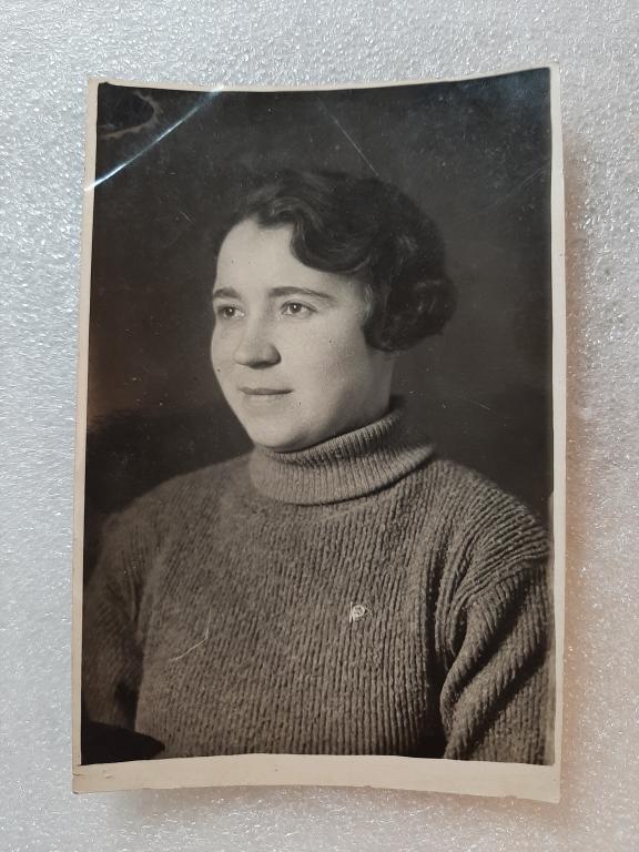 ФОТО КОМСОМОЛКА СО ЗНАКОМ КИМ 1944 Г МОНИНО