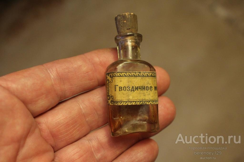 Пузырёк старинный , аптечный флакон . Этикетка гвоздичное масло . Стекло .