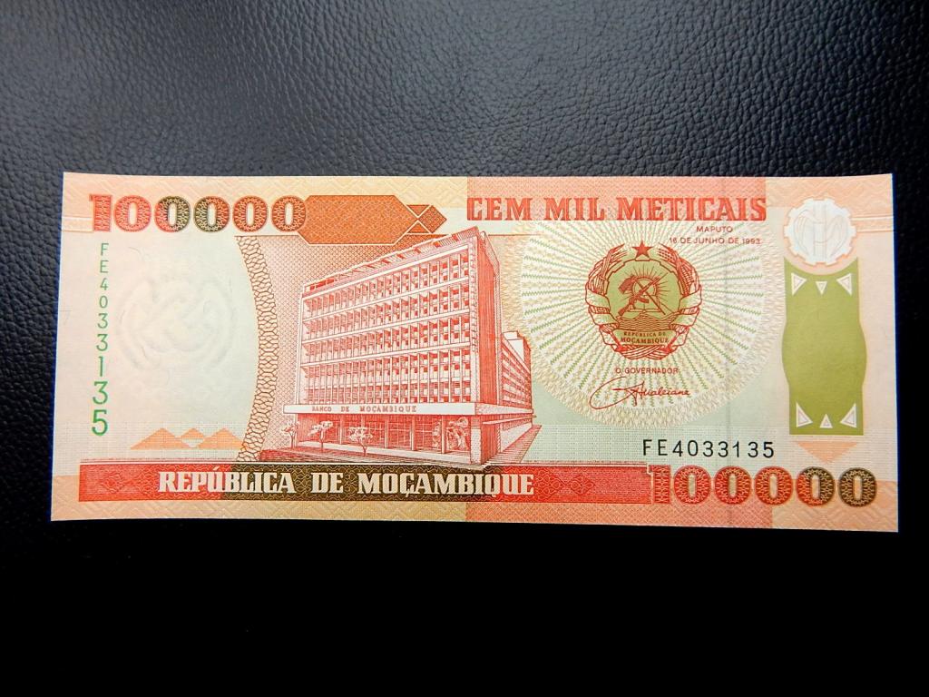 Бона 100 000 метикайс 1993 года серии "FE" Мозамбик UNC