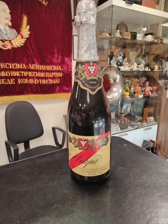 Шампанское Искра  полусухое игристое вино 1970 г