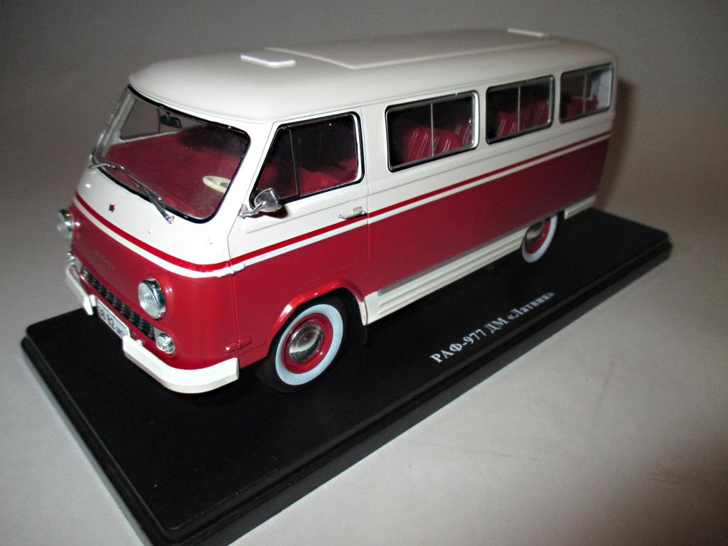 1-24 модель авто РАФ 977 ДМ Латвия (Легендарные Автомобили). Ашет - Hachette