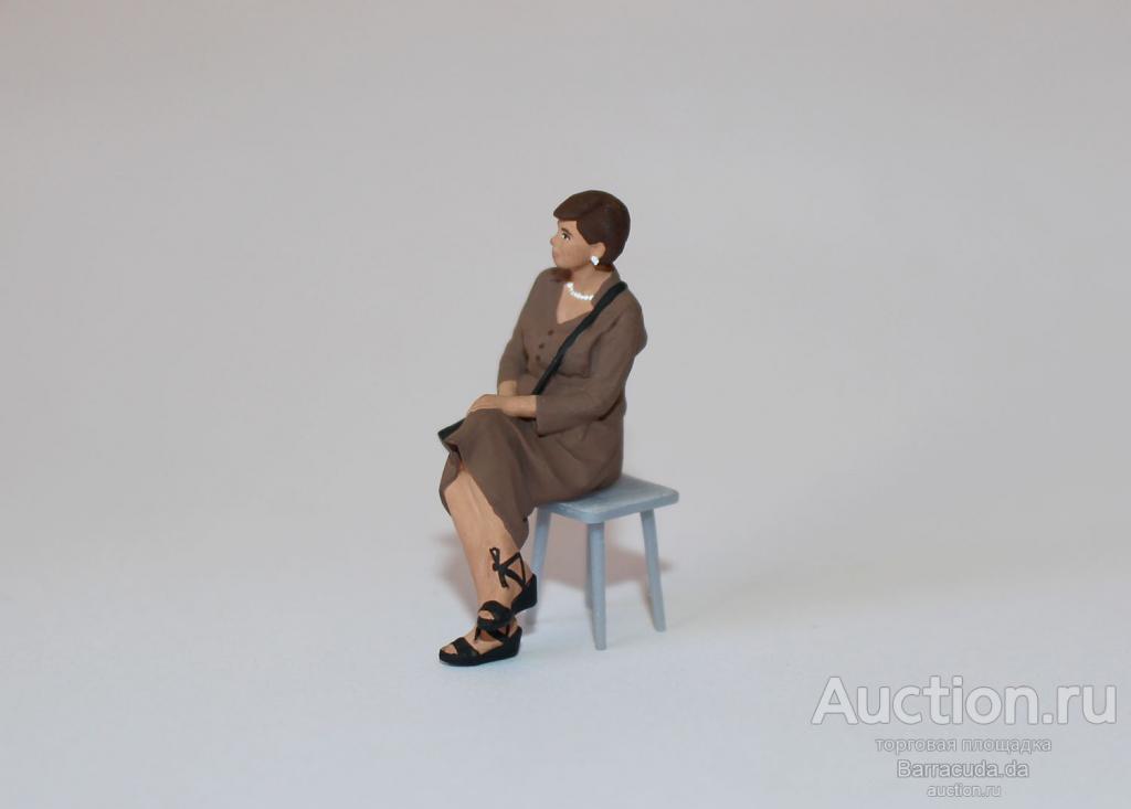 Фигурка в масштабе 1:43 Женщина сидит