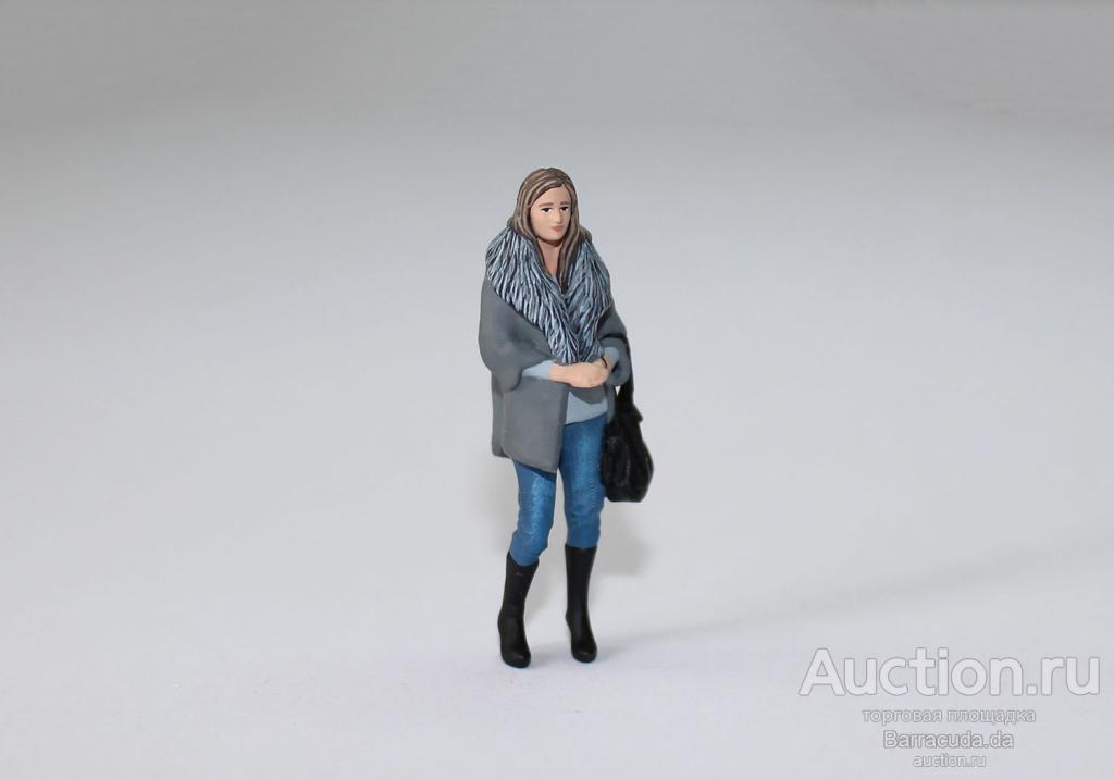 Фигурка 1:43 Женщина в шубке