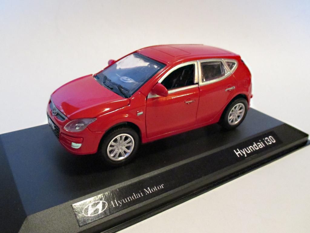 модель авто Хундай и30 - Hyundai i30 (на подставке), читайте описание!!!