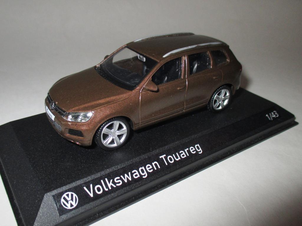 модель авто 1-43 Фольцваген Туарег - Volkswagen Touareg (на подставке), читайте описание!!!