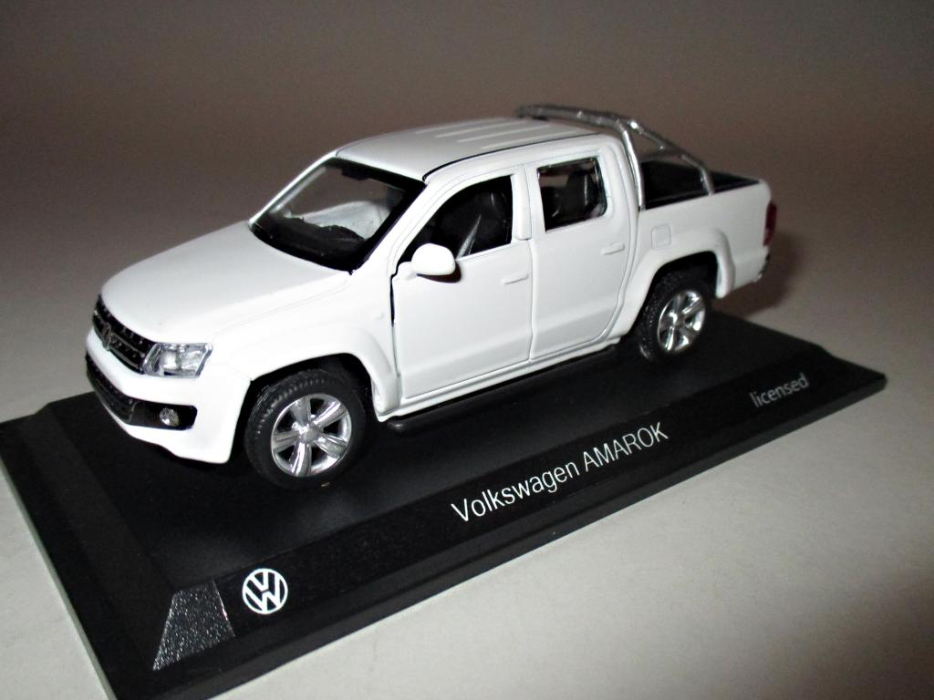 модель авто 1-43 Фольцваген Амарок - Volkswagen Amarok (на подставке), читайте описание!!!