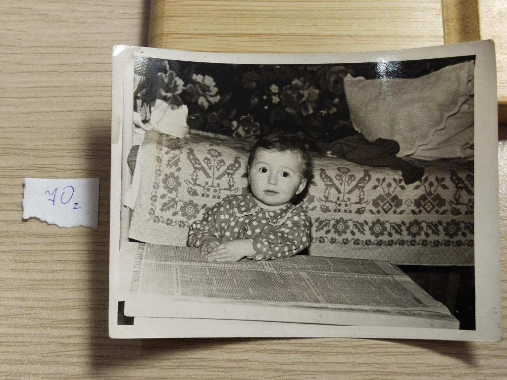 Фотография "Ребёнок перед кровватью". СССР. 70-е годы."