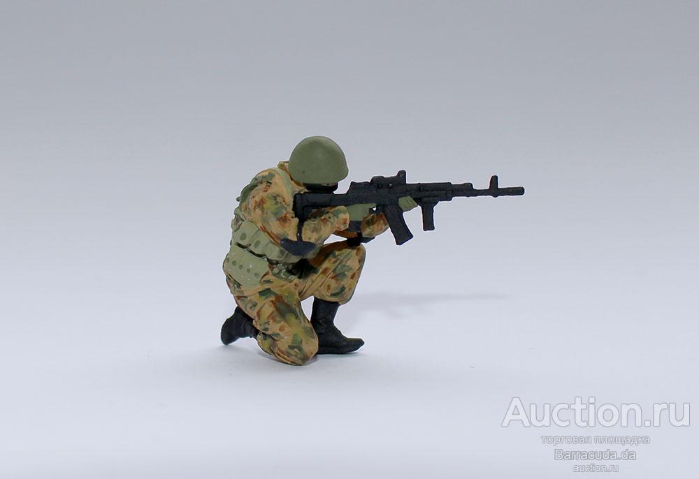 Фигурка в масштабе 1:43 Солдат на коленке