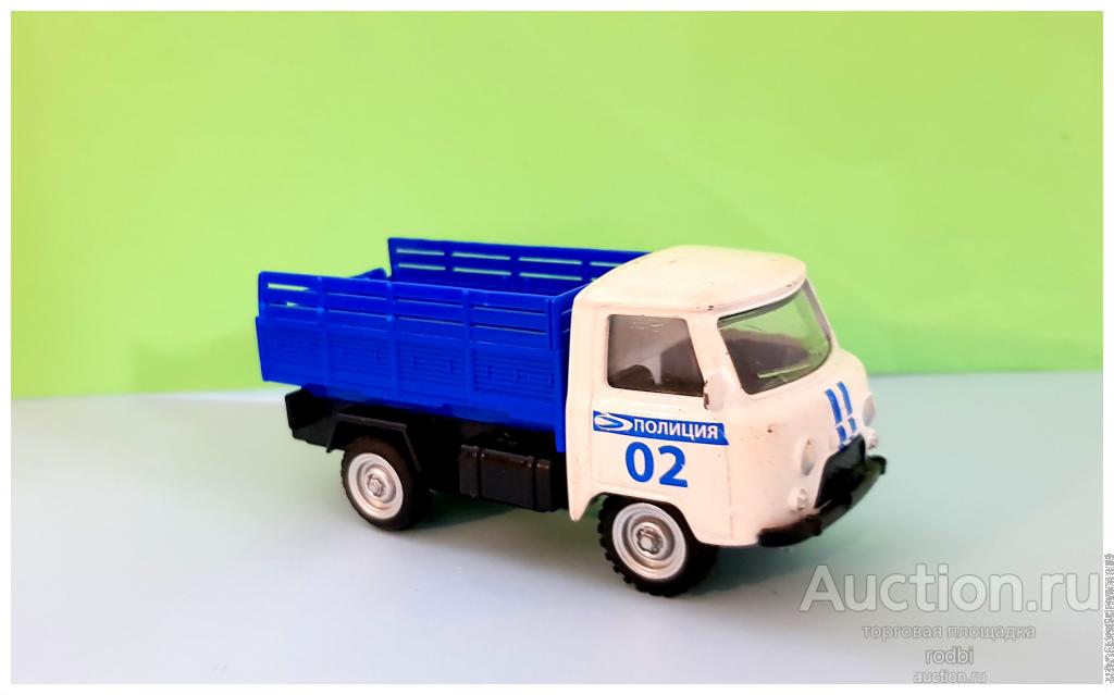 Машинка УАЗ 452 Полиция 1:43 б/у Автоград.  Длина 11 см.