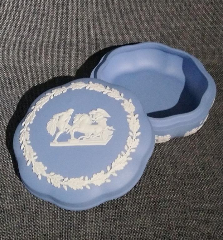 Фарфор Веджвуд Wedgwood винтажная шкатулка Англия лошадь колесница