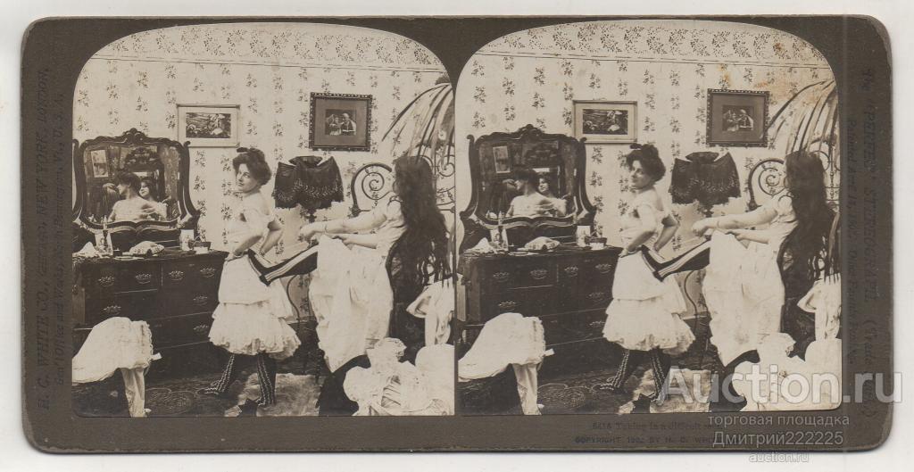 1902 г. Девушки затягивают корсет.