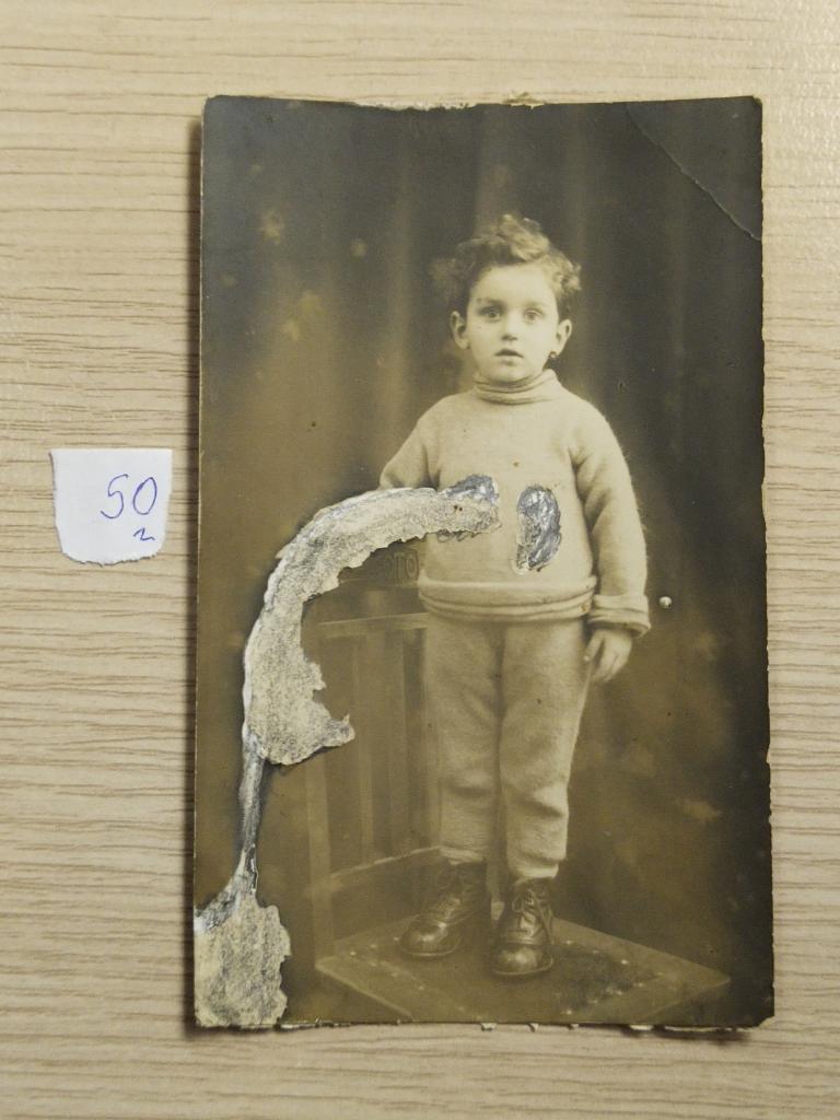 Фотография "Мальчик на стуле. СССР. 50-е годы."