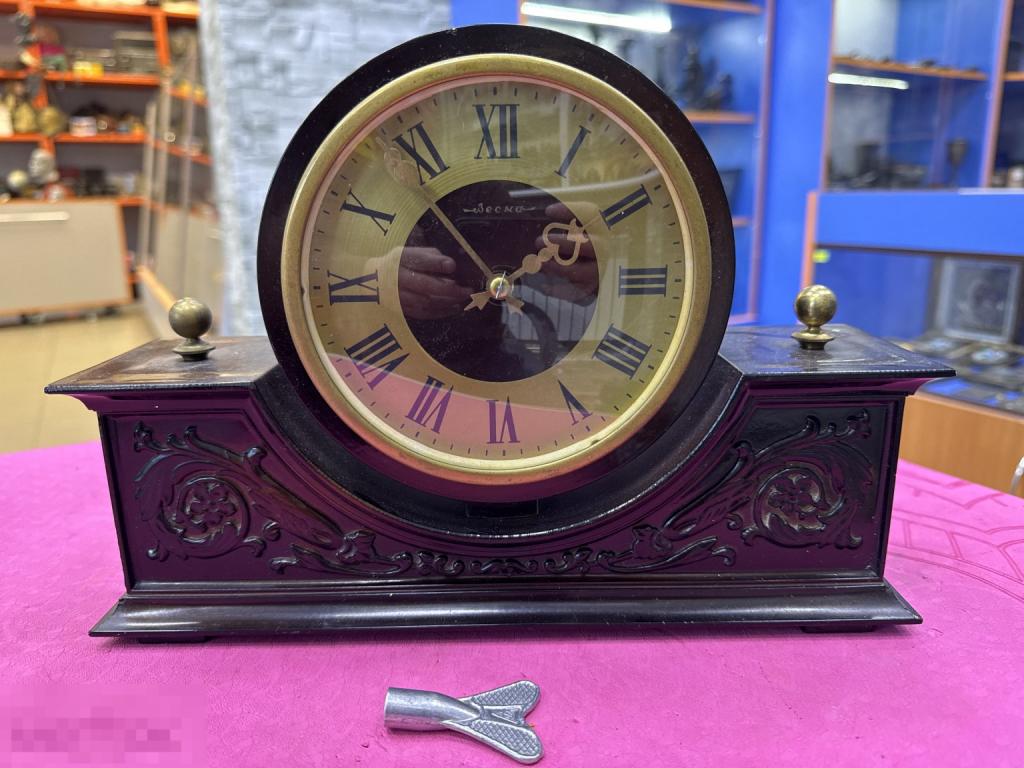 Часы настольные Весна СССР корпус пластик на ходу + ключ