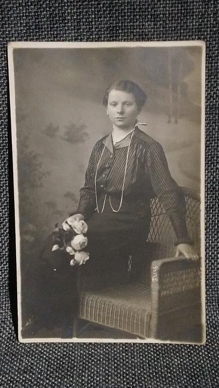 Девушка платье букет кресло старинное фото довоенная Германия