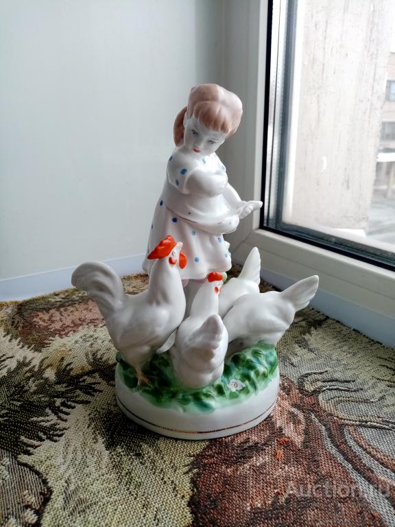 Фарфоровая Статуэтка Девочка кормит кур, Дулево 1958 год СССР