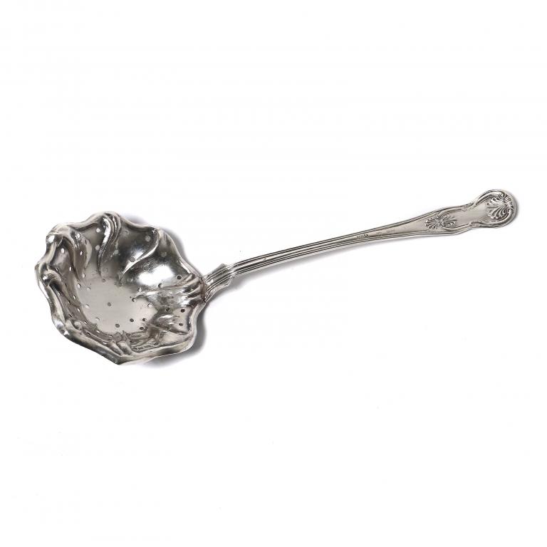 Серебряная сервировочная ложка-ситечко. Швеция, 1874 год