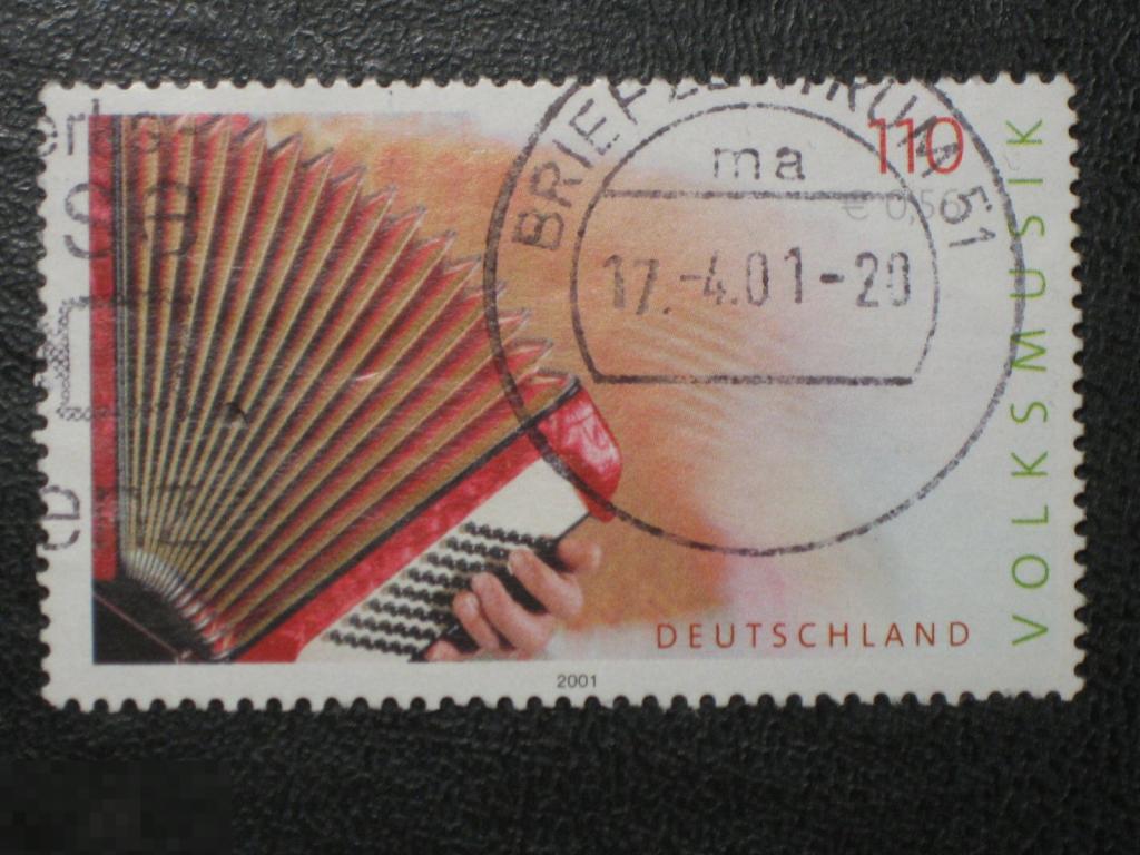 Германия ФРГ 2001 Народная музыка Баян марка 110 (и2)