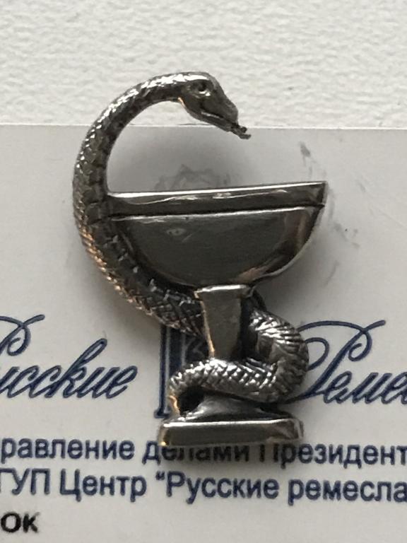 Значок фрачник Медицина серебро 925