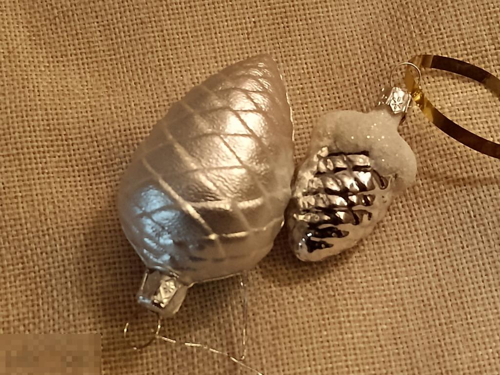 Елочные игрушки 2 разные шишки