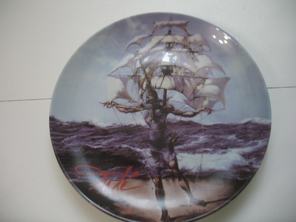 Тарелка настенная  декоративная Сальвадор Дали Человек Корабль