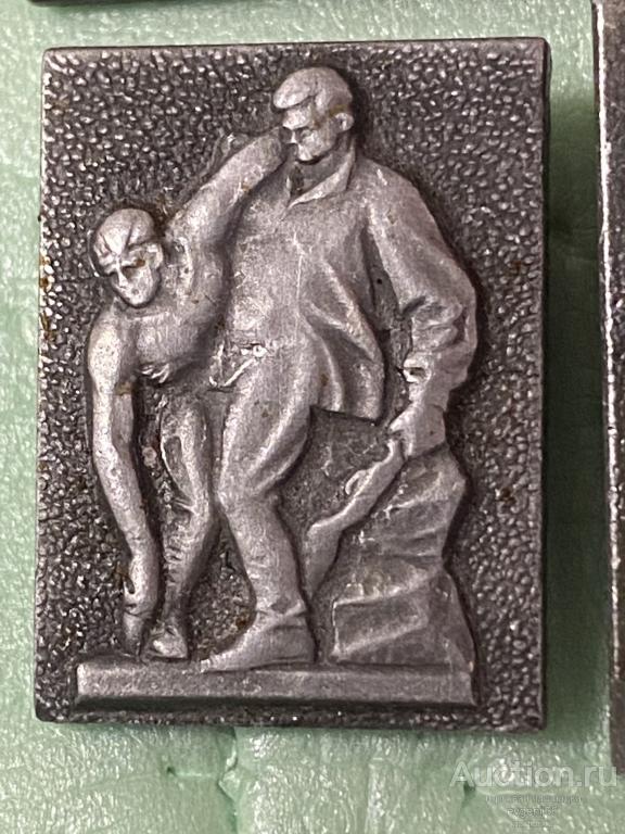 Знак. Значок, Город герой. ВОЛГОГРАД. Памятник ВОВ СОЛДАТЫ. РАНЕНЫЙ