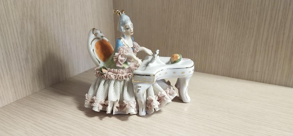 Фигурка . " Дама с клавесином ". Германия. Кружевной Фарфор.