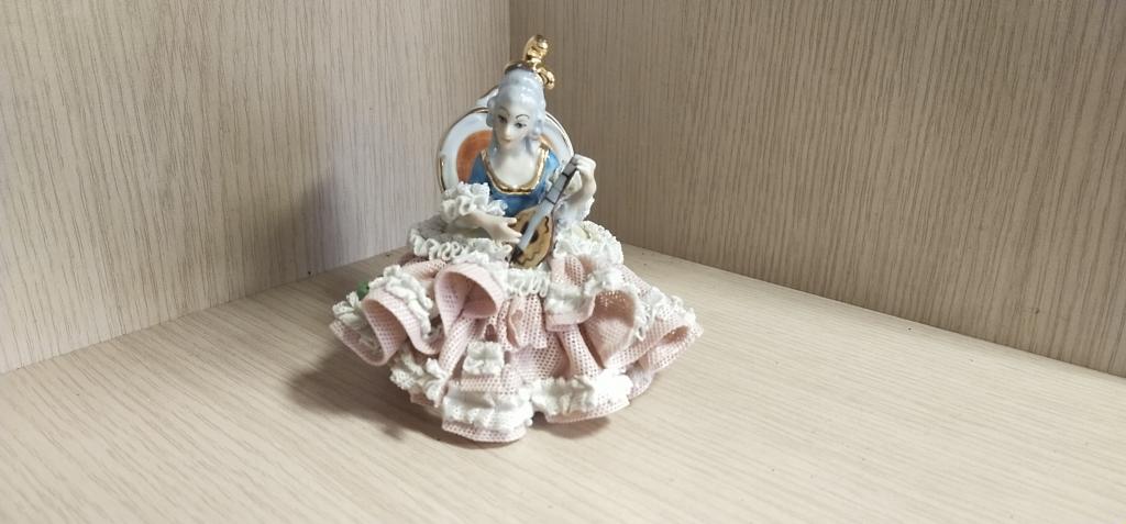 Фигурка . " Дама с мандолиной ". Германия. Кружевной Фарфор.