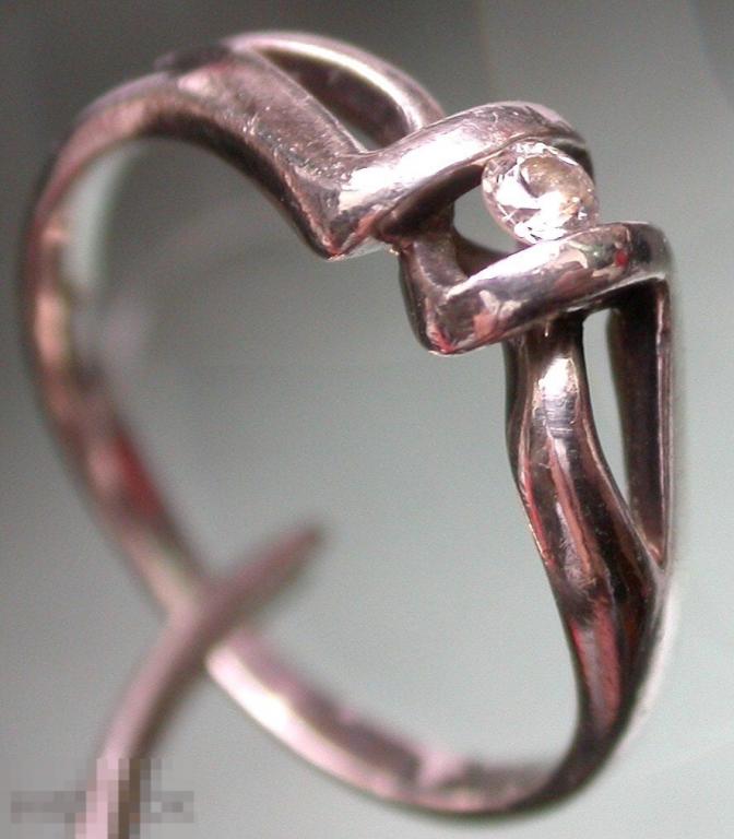 Серебряное кольцо с фианитом. 925 российская проба. 1.8 гр. Размер 17.