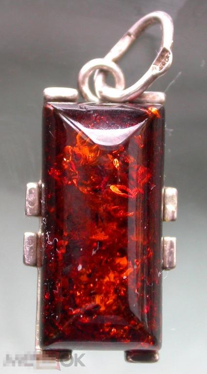 Серебряная подвеска с янтарем. 925 российская  проба. 2.6 гр. 35 мм.