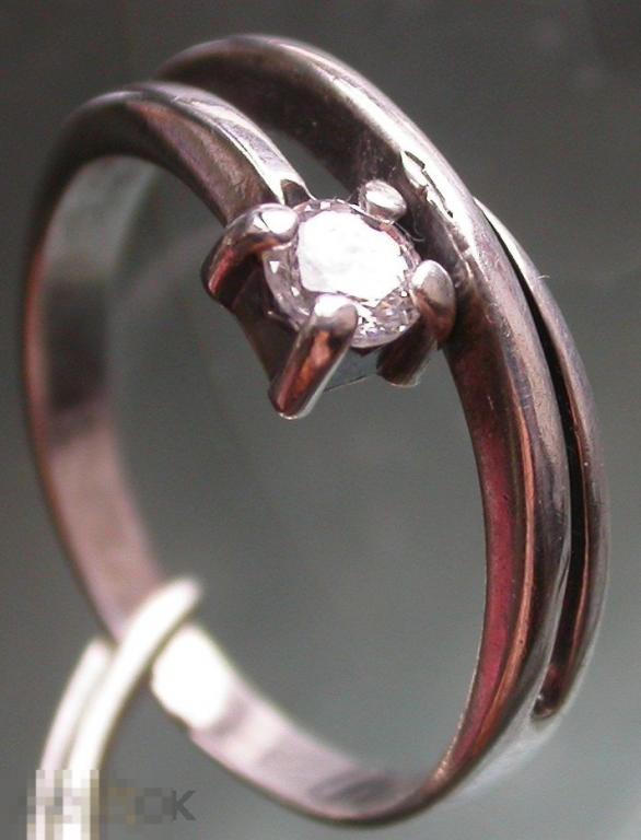 Серебряное кольцо с фианитом. 925 проба. 2.4 гр. Размер 17.5.