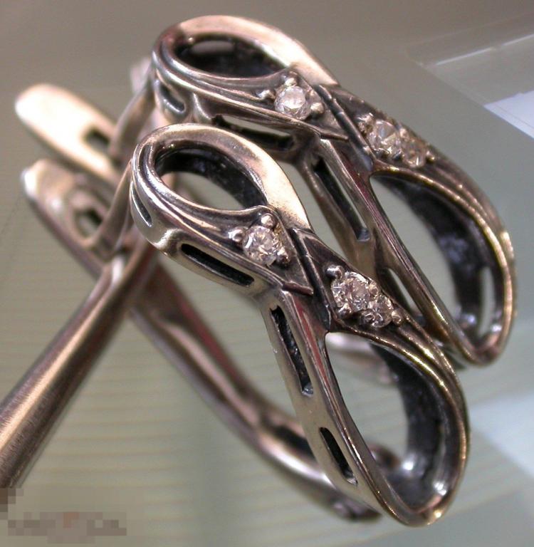 Серебряные серьги с фианитами. 925 российская проба. 3.9 гр. Не ношены.