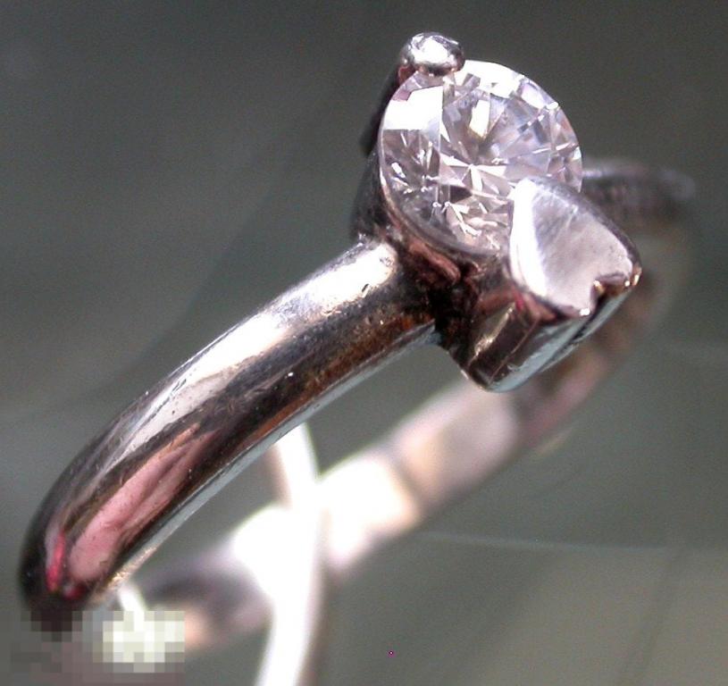 Серебряное кольцо с фианитом. 925 проба. 3.3 гр. Размер 18.