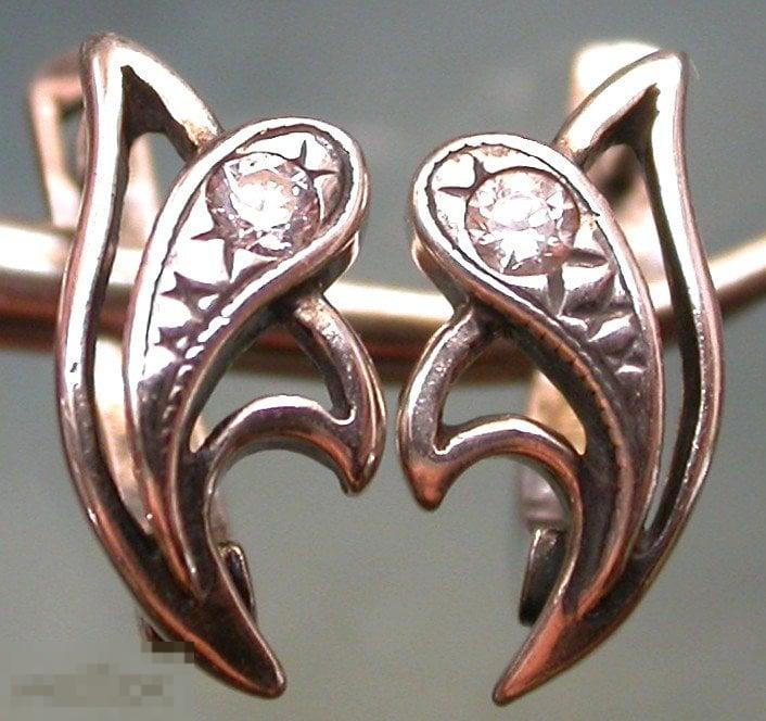 Серебряные серьги с фианитами. 925 российская проба. 2.6 гр. Не ношены.