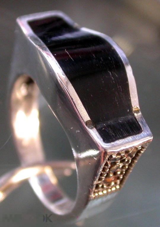 Серебряное кольцо с черным камнем. 925 проба. 7.0 гр. Размер 18.