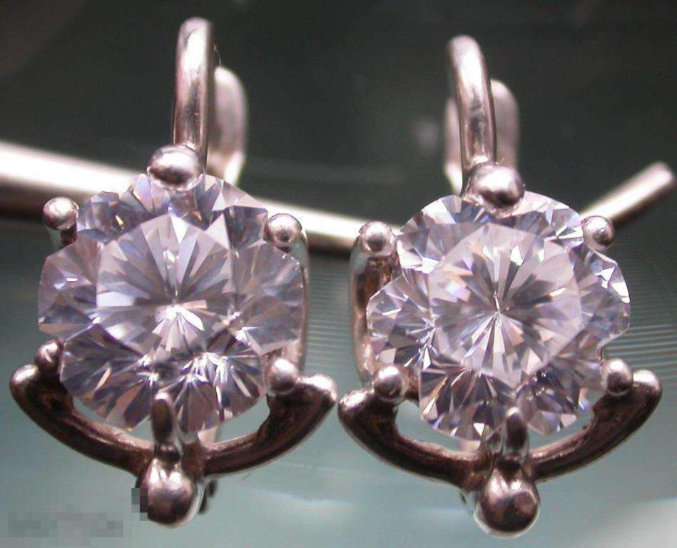 Серебряные серьги с крупными фианитами. 925 российская проба. 7.7 гр.