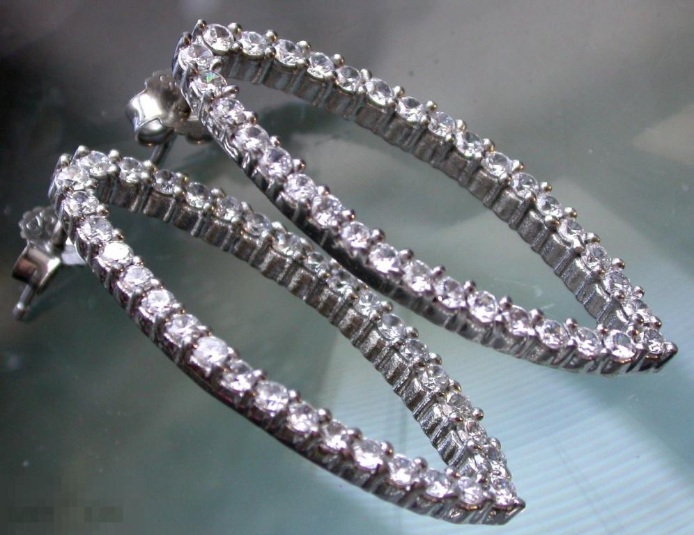 Серебряные серьги с фианитами. 925 проба. 6.3 гр. Не ношены.