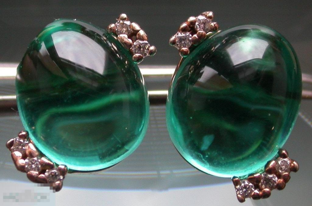 Серебряные позолоченные серьги с зелеными камнями. 925 проба. 3.6 гр. Уценка.