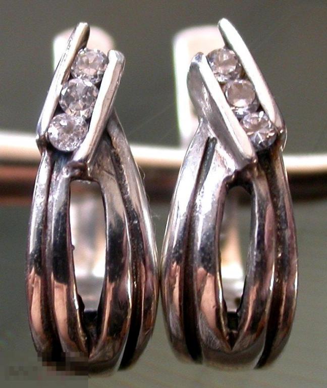 Серебряные серьги с фианитами. 925 российская проба. 2.7 гр.