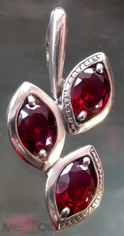 Серебряная подвеска с гранатово-красными камнями. 925 российская проба. 3.8 гр.