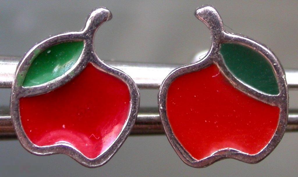 Серебряные винтовые серьги-гвоздики. Эмаль. 925 российская проба. 1.0 гр. Не ношены.