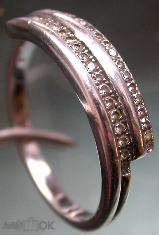 Серебряное кольцо с фианитами. 3.2 гр. 925 проба. Размер 17.5.