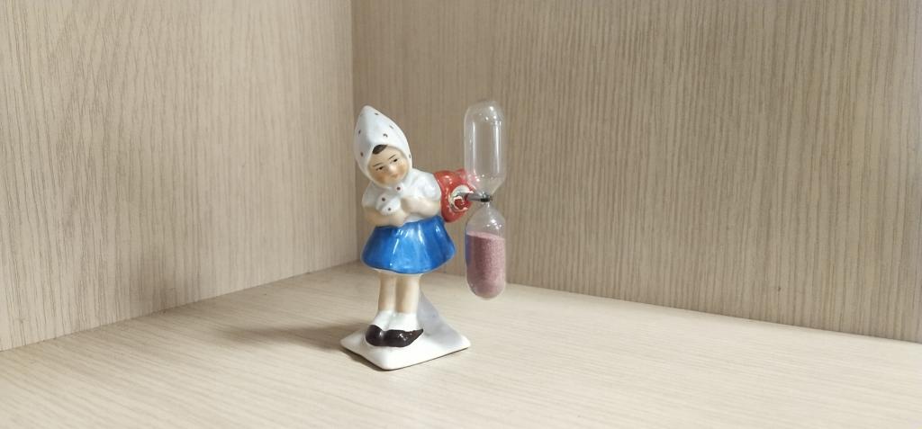 Фигурка " Девочка с с песочными часами". Германия. Фарфор.