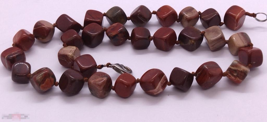 БУСЫ  КАМЕНЬ-ЯШМА  47  см. 